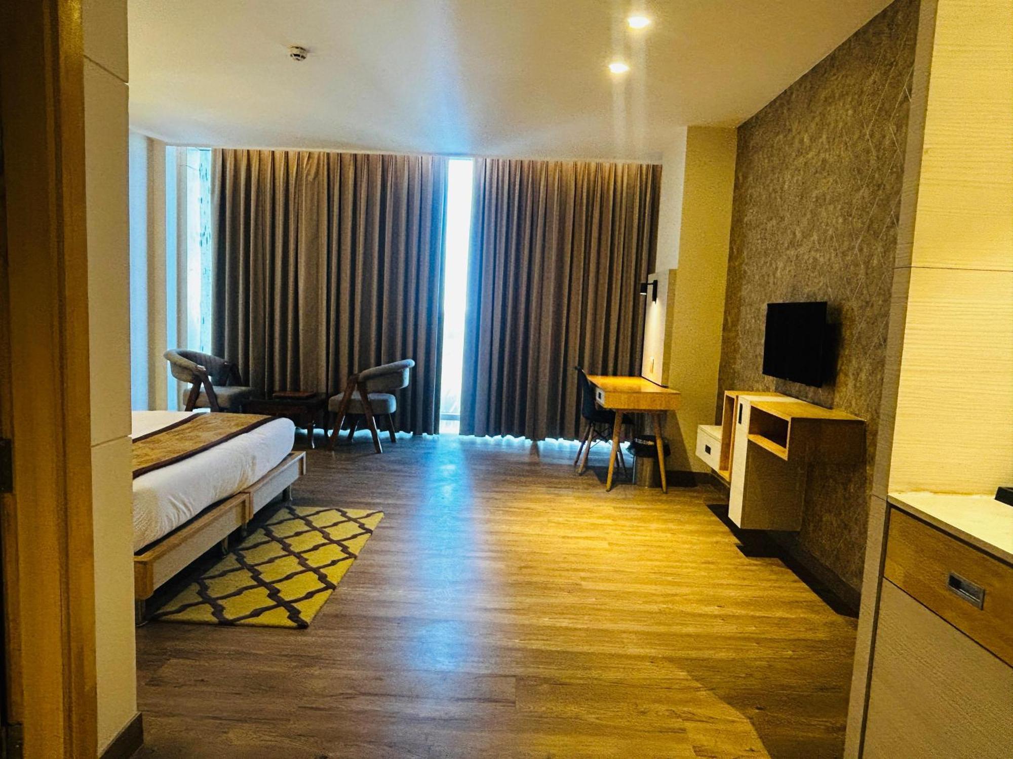 Hotel Sakura Gold Gurgaon Exterior photo