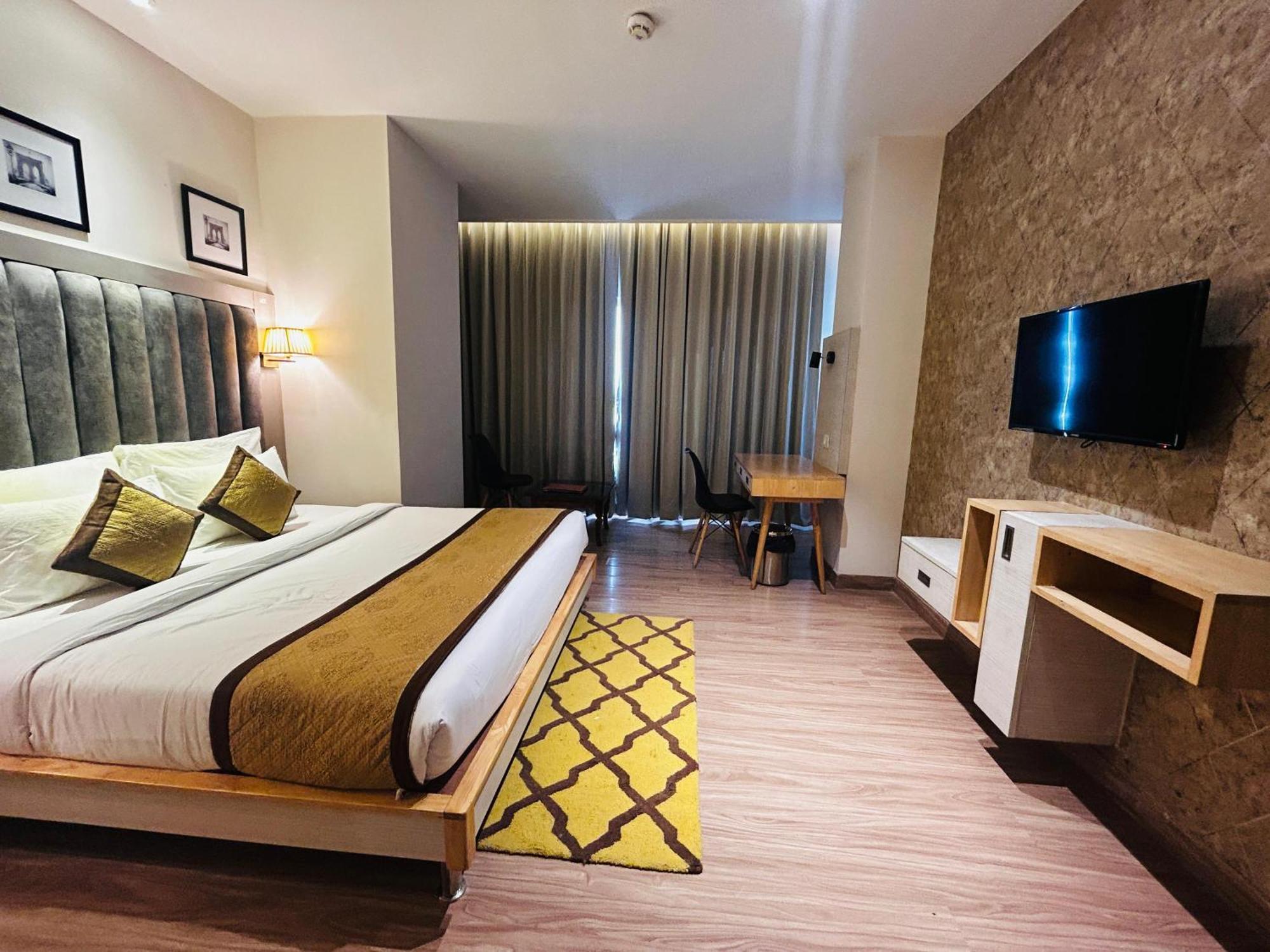 Hotel Sakura Gold Gurgaon Exterior photo