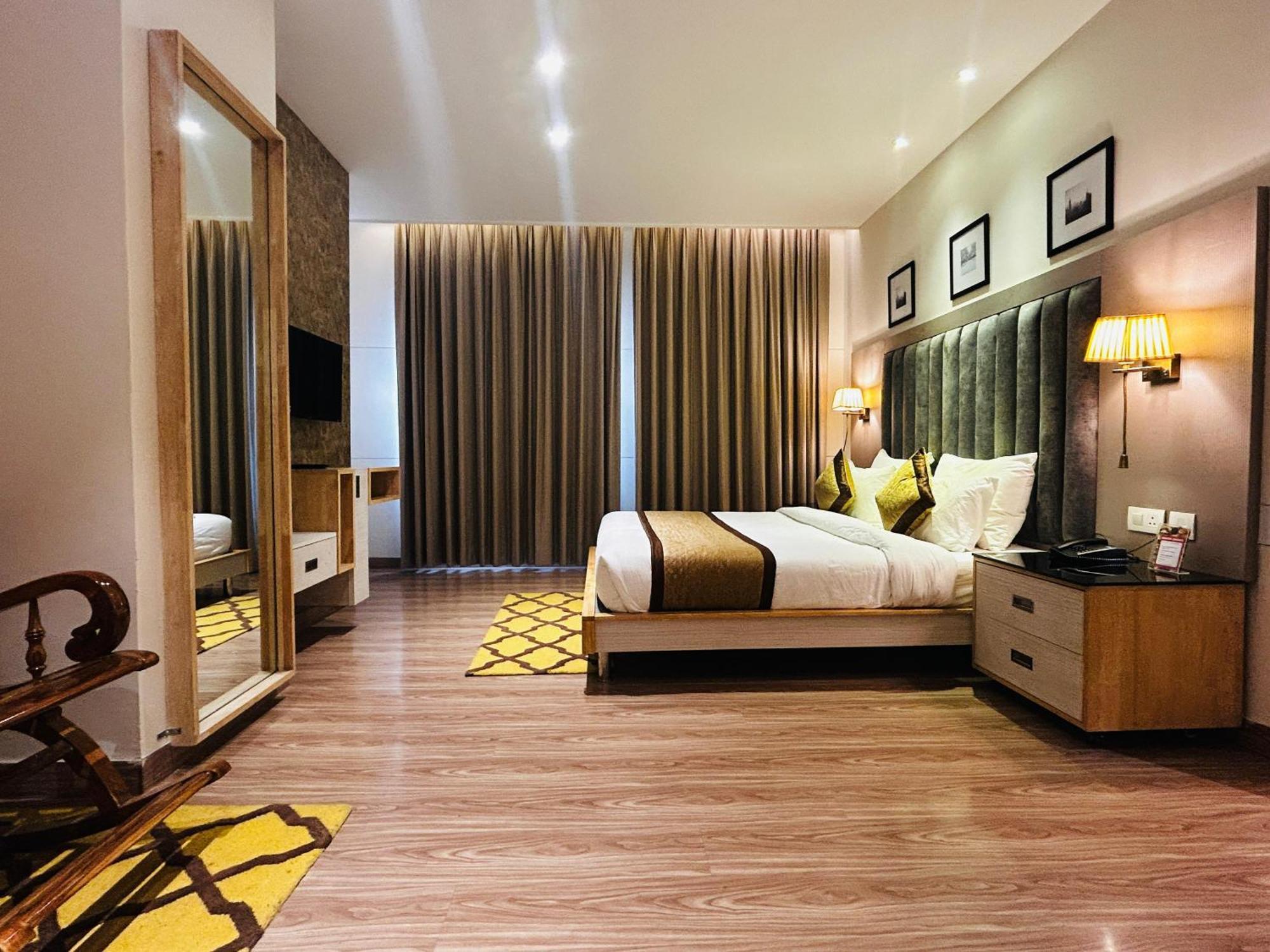 Hotel Sakura Gold Gurgaon Exterior photo
